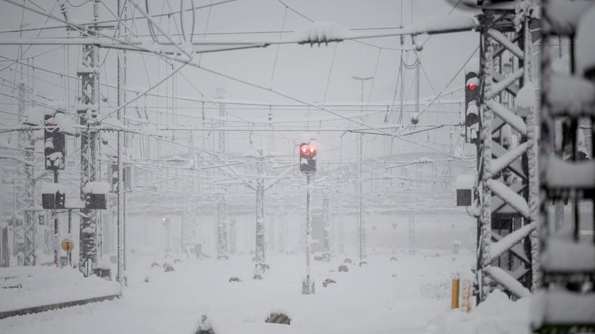 Verschneite Gleise und Signale: Auch der Zugverkehr von und zum Hauptbahnhof wurde vorübergehend eingestellt. Schnee und Eis haben im Süden Bayerns auf den Straßen und bei der Bahn für Chaos gesorgt. 