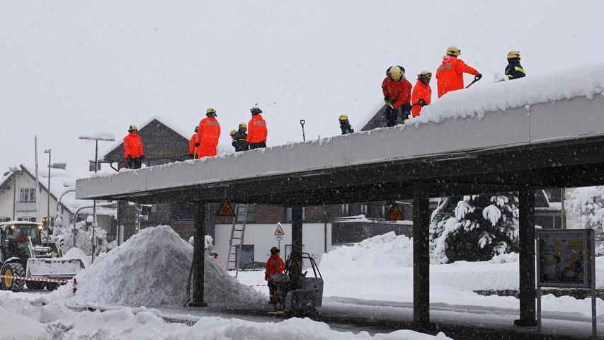 Am Rande der Belastbarkeit: Einsatzkräfte des Technischen Hilfswerks befreien das Bahnhofsdach im Bahnhof Oberstaufen von der Schneelast.