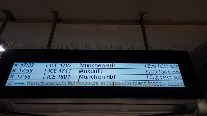 Bitte nicht einsteigen: Aufgrund des Schneechaoses in München fielen am Samstag zahlreiche Verbindungen in die Landeshauptstadt aus.