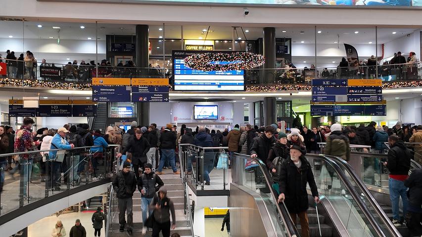 Am Hauptbahnhof, der aufgrund des Christkindlesmarktes sowieso schon stärker frequentiert war als gewöhnlich, drängten sich die Menschen dicht an dicht.