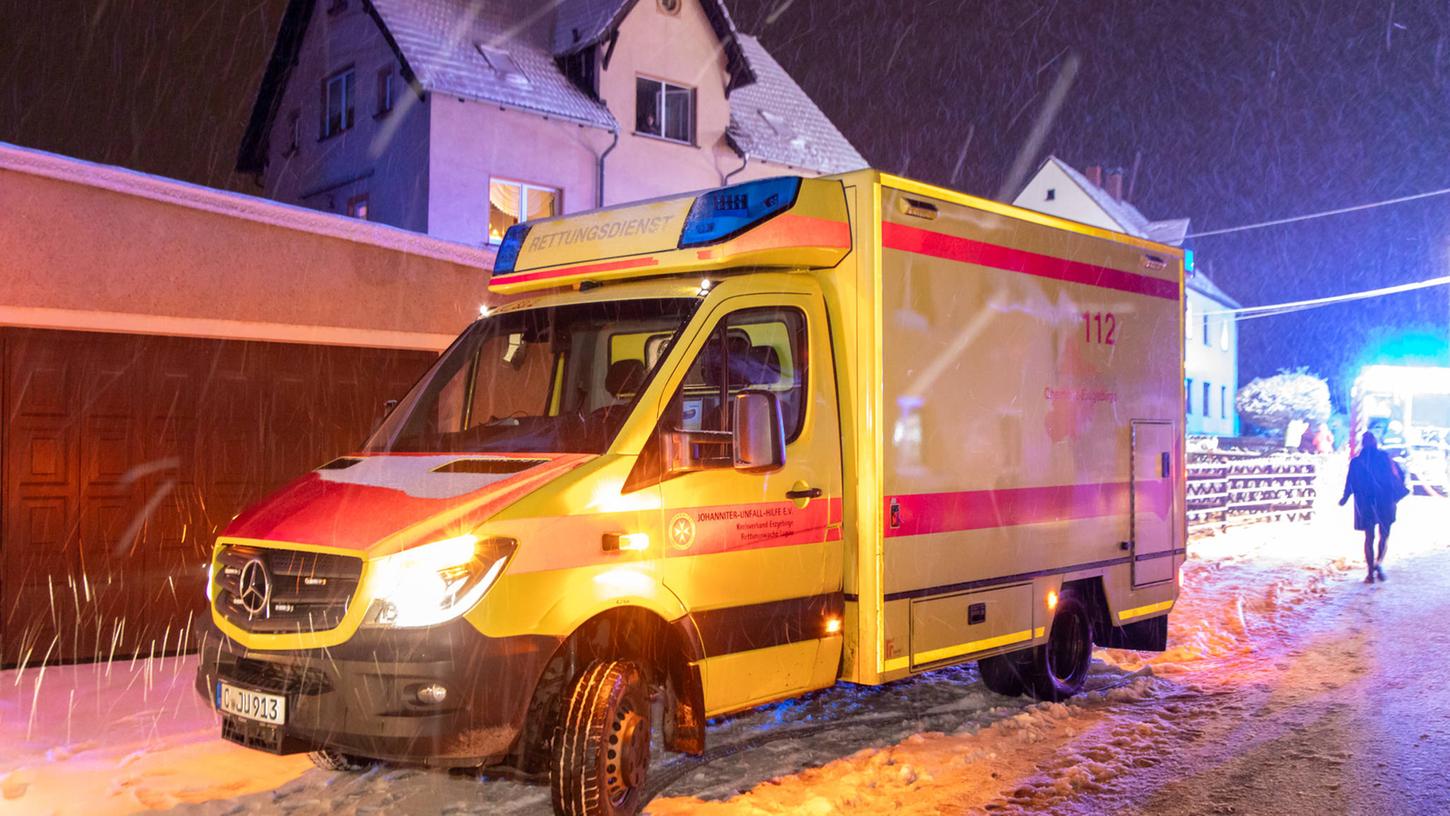 Als wären die Witterungen aktuell nicht Herausforderung genug: Unbekannte machten sich an den Radmuttern eines Rettungswagens in Oberbayern zu schaffen (Symbolbild).