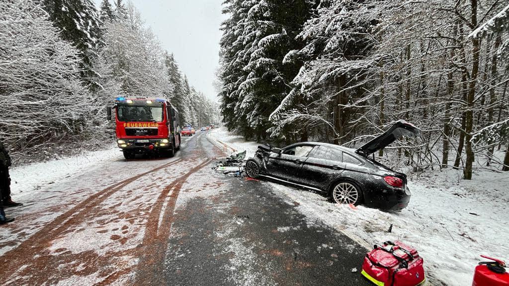 Die Feuerwehr musste ausgelaufene Betriebsstoffe binden. Die Feuerwehr musste ausgelaufene Betriebsstoffe binden.
