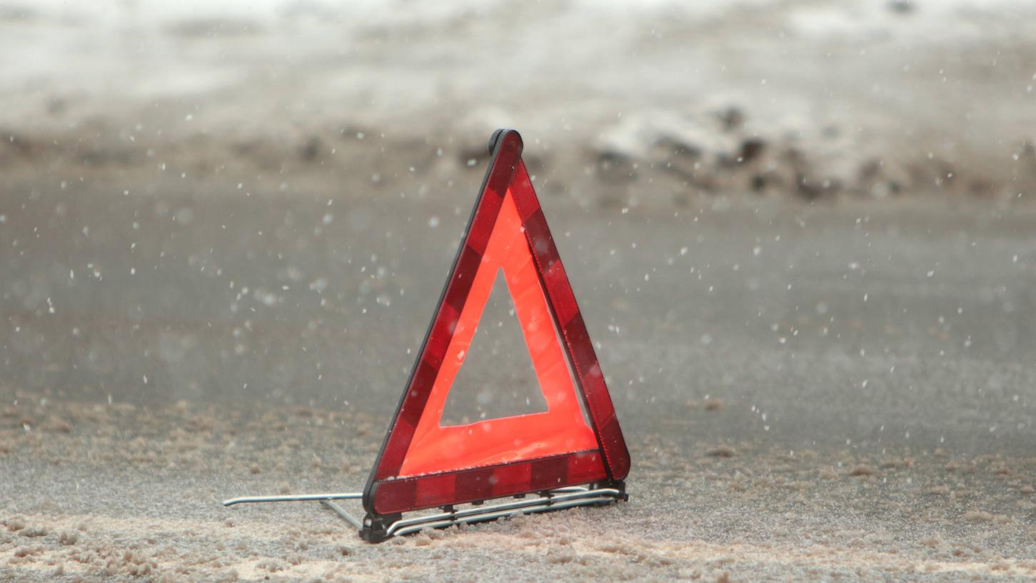 Ein Laster war auf der A6 Richtung Heilbronn in Franken liegengeblieben, ein Pannenhelfer wurde dann durch einen Unfall verletzt.