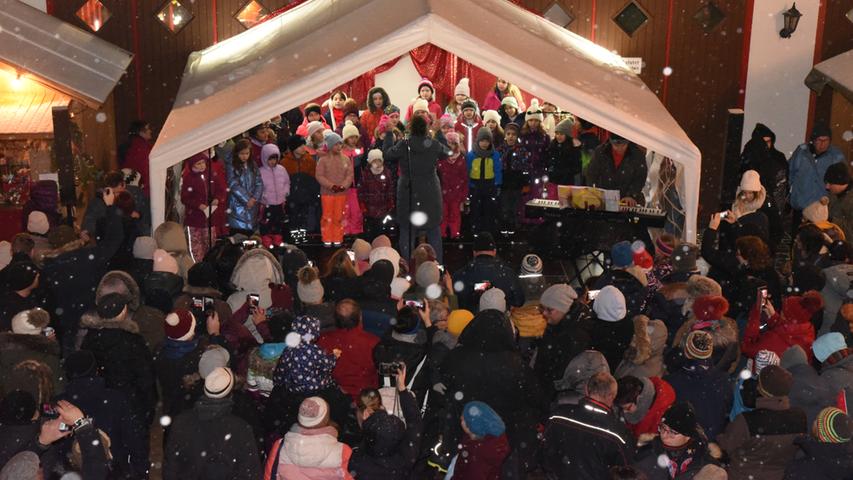 Stimmungsvoll und gut besucht - der Igensdorfer Weihnachtsmarkt, auch beim Gesang des Schulchores.  