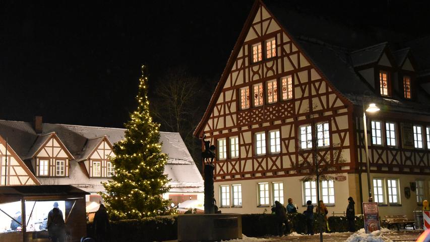 Mit stimmungsvollem Weihnachtsbaum davor - das Igensdorfer Rathaus.