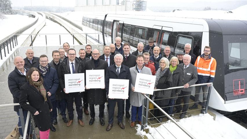 Die Ratsmitglieder bei der Testfahrt mit der Magnetschwebebahn. Die Ratsmitglieder bei der Testfahrt mit der Magnetschwebebahn.