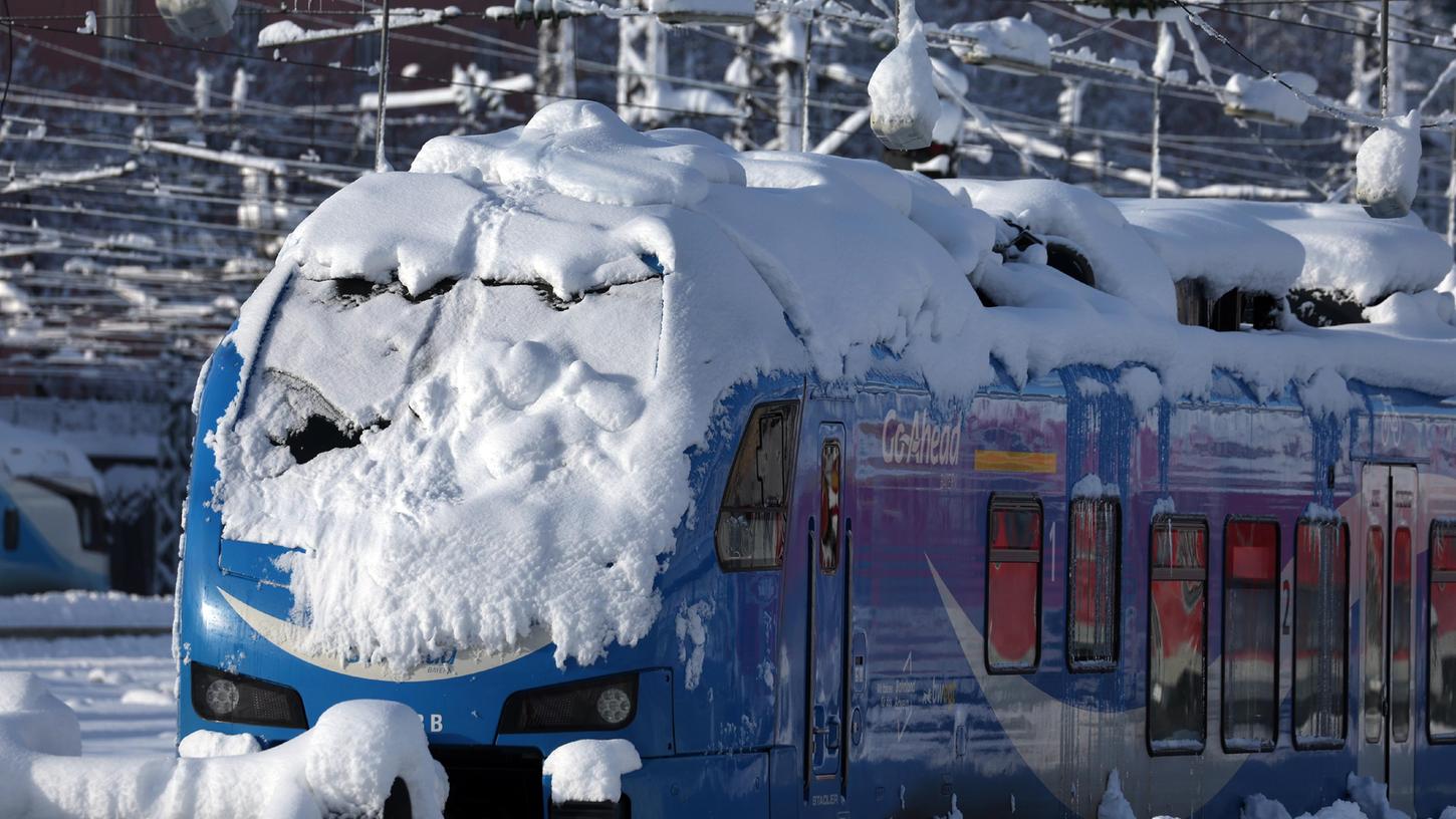 Nichts ging mehr: Ein eingeschneiter Zug am Hauptbahnhof München.