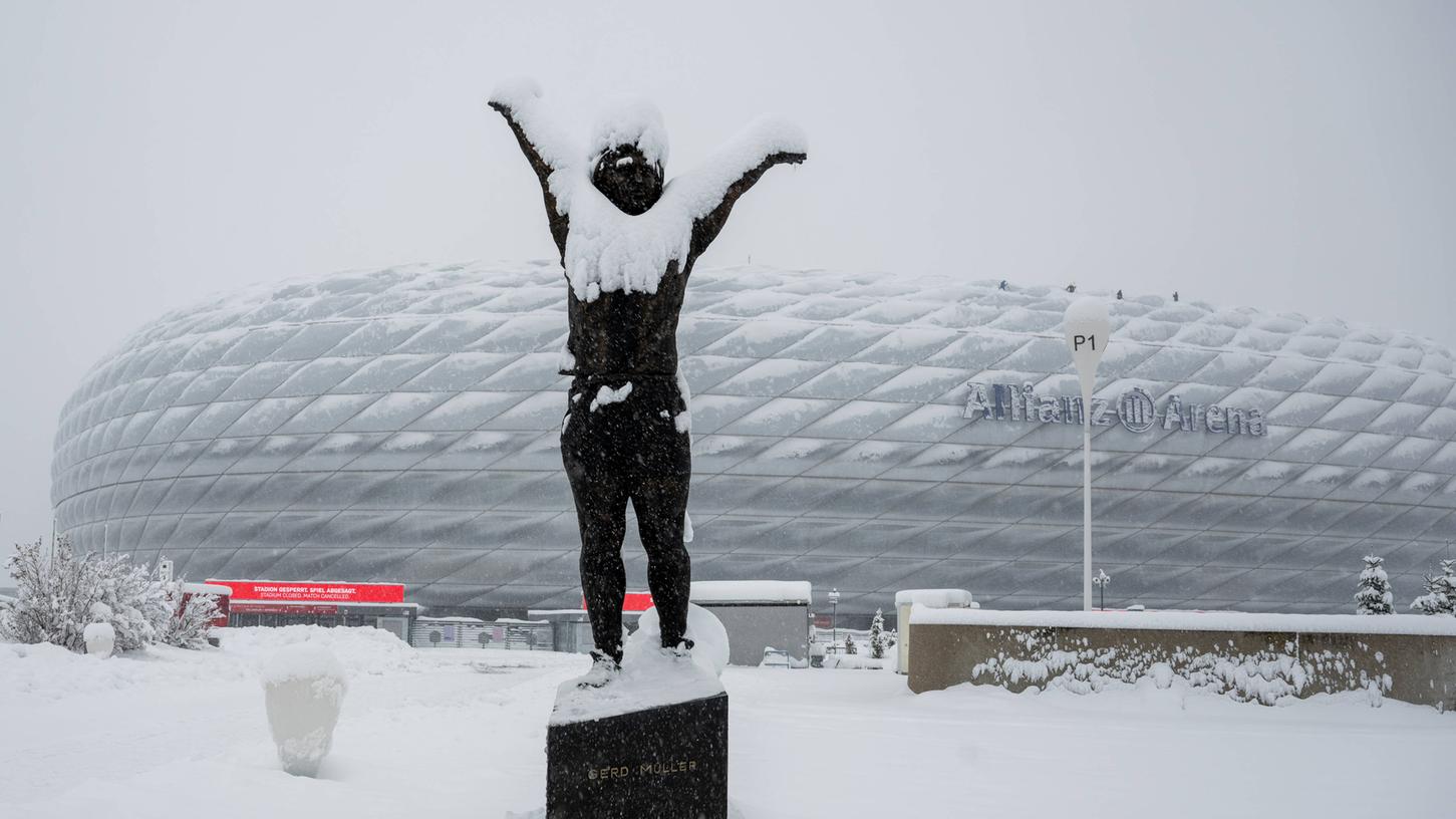 Nicht nur die Statue von Vereinsikone Gerd Müller versinkt seit Tagen im Schnee.