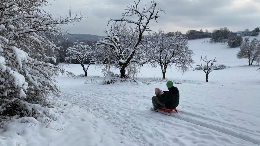 Auch in Egloffstein hat sich eine dicke Schneeschicht niedergelassen - sehr zur Freude der Schlittenfreunde. Auch in Egloffstein hat sich eine dicke Schneeschicht niedergelassen - sehr zur Freude der Schlittenfreunde.