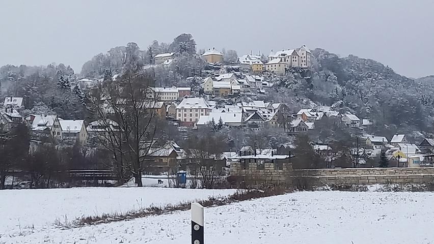 Winterbilder im Advent in der Fränkischen Schweiz - Egloffstein und seine Burg mit Zuckerguss. Winterbilder im Advent in der Fränkischen Schweiz - Egloffstein und seine Burg mit Zuckerguss.