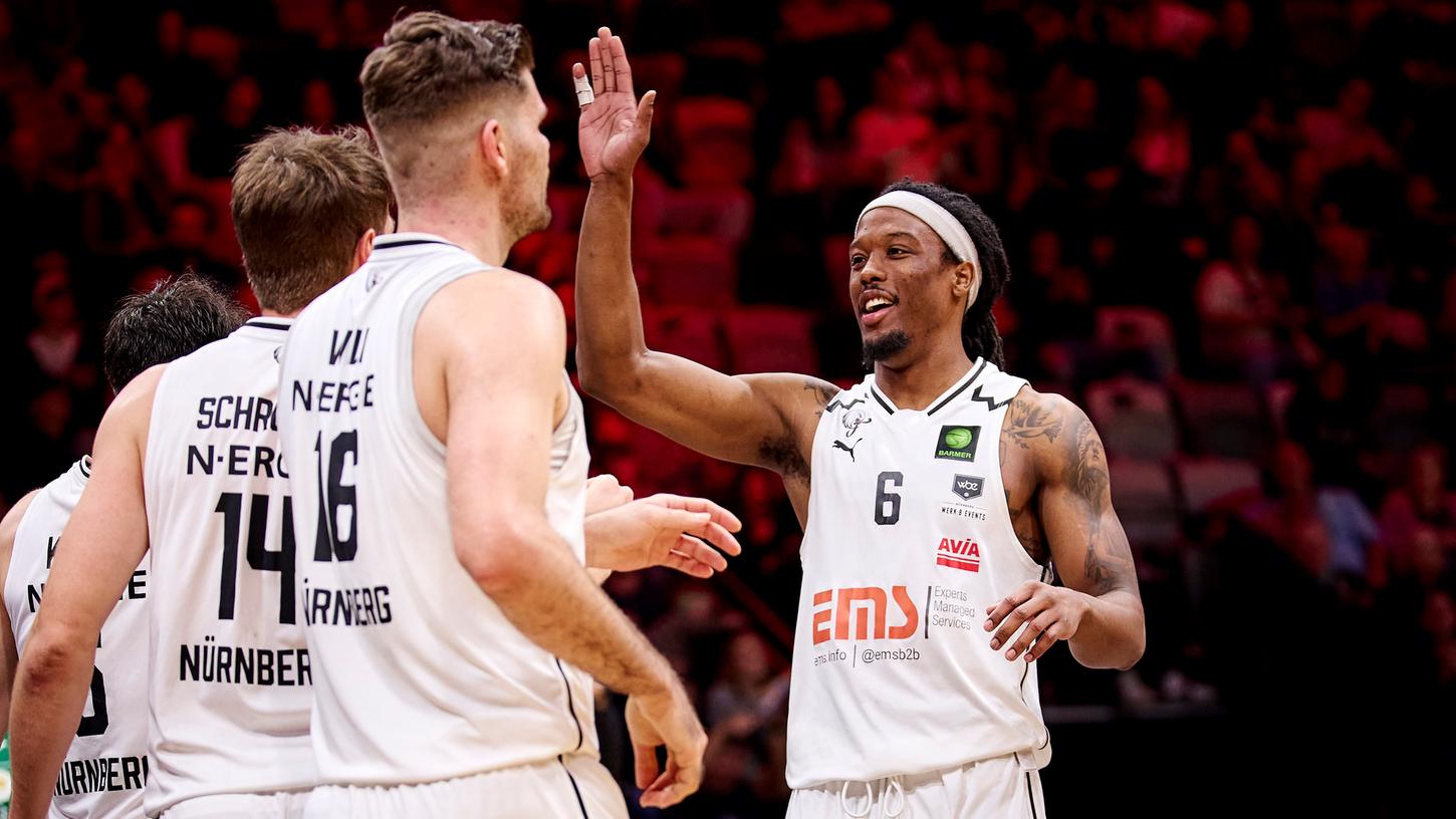 Strahlende Gesichter nach einem komplizierten Start: Courtney Alexander (rechts) und die Falcons gewinnen gegen Paderborn. Strahlende Gesichter nach einem komplizierten Start: Courtney Alexander (rechts) und die Falcons gewinnen gegen Paderborn.