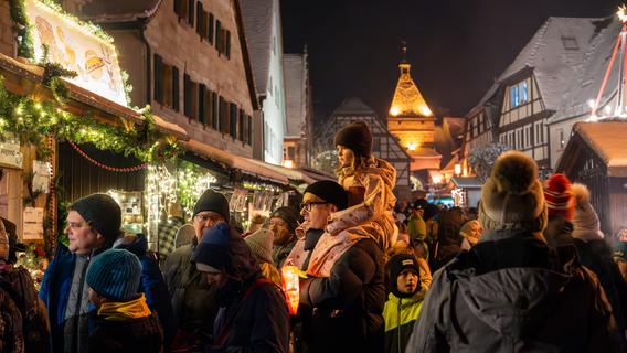 Lichterglanz zwischen Fachwerkhäusern: Die Bilder vom Cadolzburger Adventsmarkt