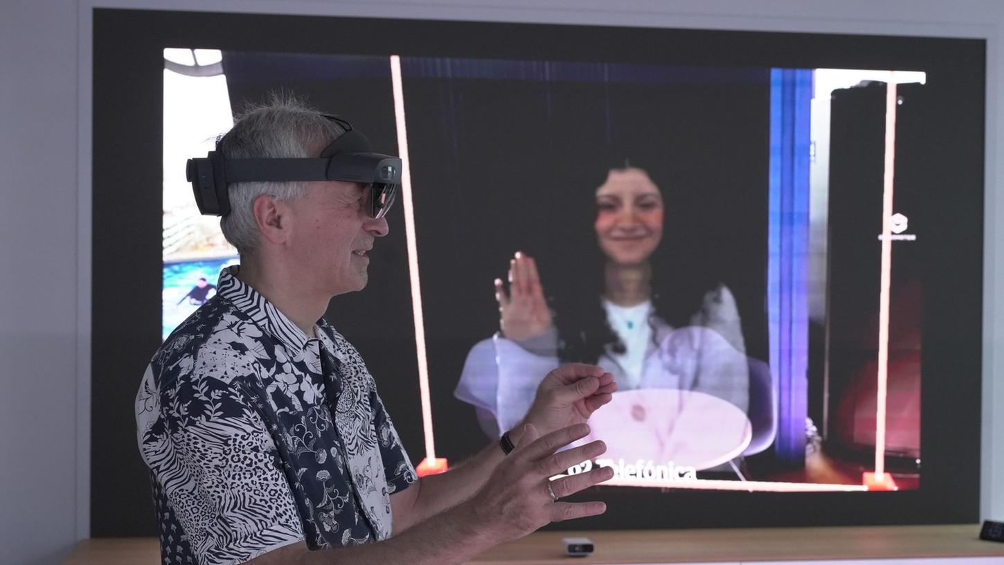 O2-Innovationsmanager Karsten Erlebach spricht via VR-Brille mit seiner Kollegin, die er in der Brille plastisch als Hologramm sieht.