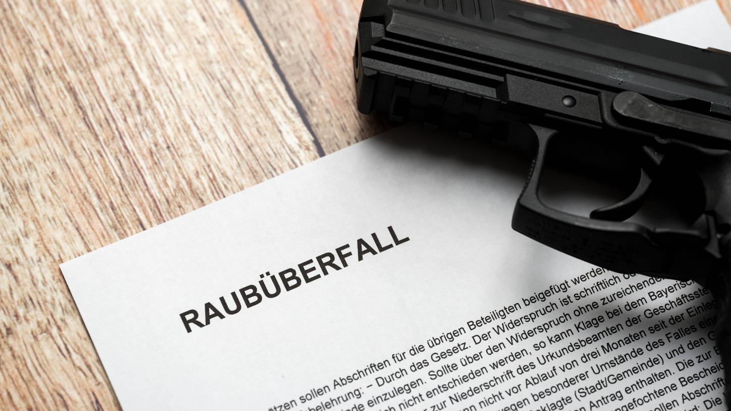 Mit einer Pistole führten mehrere Personen einen Raubüberfall durch. Mit einer Pistole führten mehrere Personen einen Raubüberfall durch.