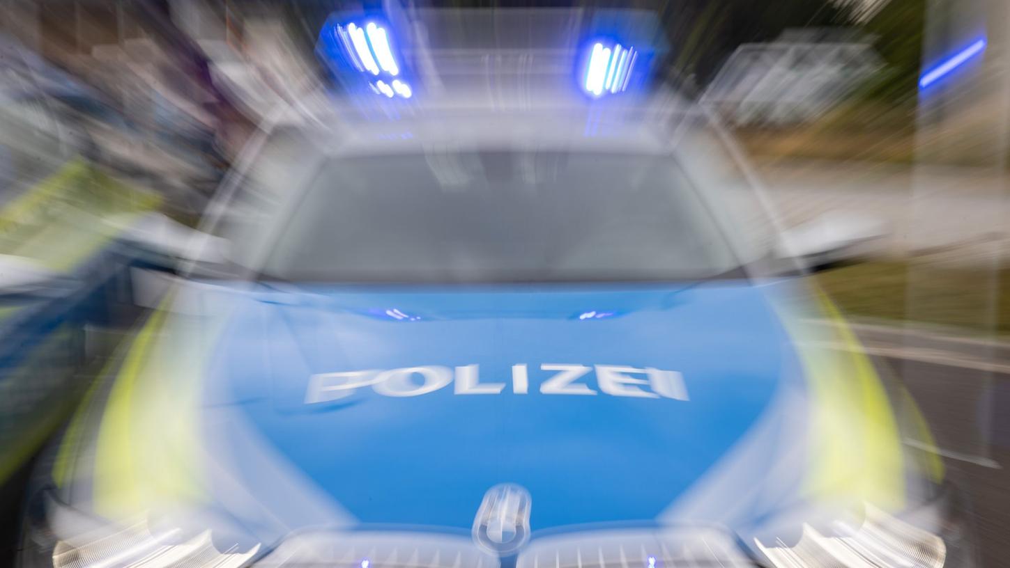 Die Polizei musste am Samstagabend zu einem Unfall auf die B8. Die Polizei musste am Samstagabend zu einem Unfall auf die B8.
