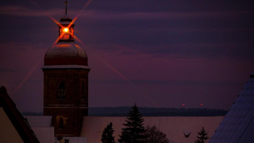Ein Herrnhuter Stern  leuchtet weihnachtlich aus dem Turm der Laurentiuskirche in Roßtal. Mehr Leserfotos finden Sie hier
