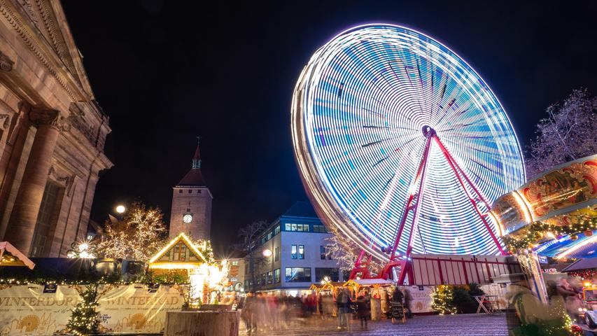 Hell strahlt das Riesenrad im Winterdorf am Jakobsplatz in Nürnberg. Mehr Leserfotos finden Sie hier