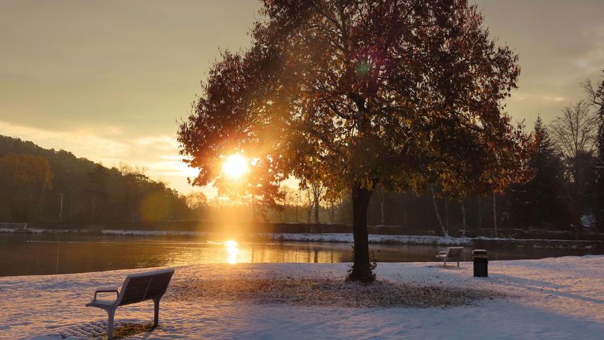 Ein Platz, an dem Herbst und Winter sich vermischen, wird vom Licht der Morgensonne in goldenes Licht getaucht. Mehr Leserfotos finden Sie hier