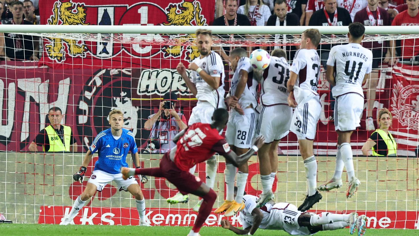 Beim letzten Duell am Betzenberg am fünften Spieltag sah Keeper Christian Mathenia rot - Tim Handwerker musste ins Tor.