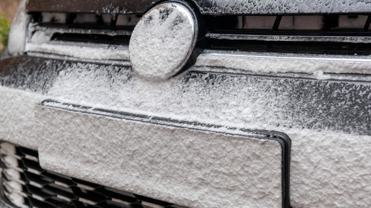 Alle Scheiben müssen eis- und schneefrei sein, sonst droht ein Bußgeld. Gleiches gilt für ein unkenntliches Kennzeichen. Alle Scheiben müssen eis- und schneefrei sein, sonst droht ein Bußgeld. Gleiches gilt für ein unkenntliches Kennzeichen.