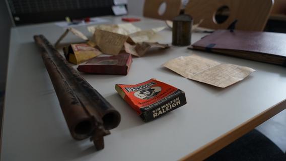 Überraschungsfund auf dem Dachboden: Diese Relikte entdeckten Bauarbeiter in einer Fürther Schule