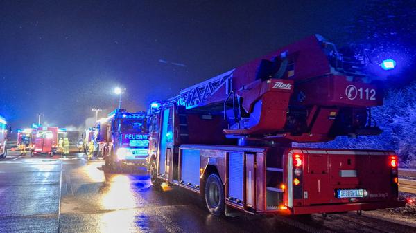 A9/Bitterfeld-Wolfen - LKW fängt während Fahrt Feuer und brennt aus: A9 seit der Nacht voll gesperrt 01.12.2023 gegen 3.