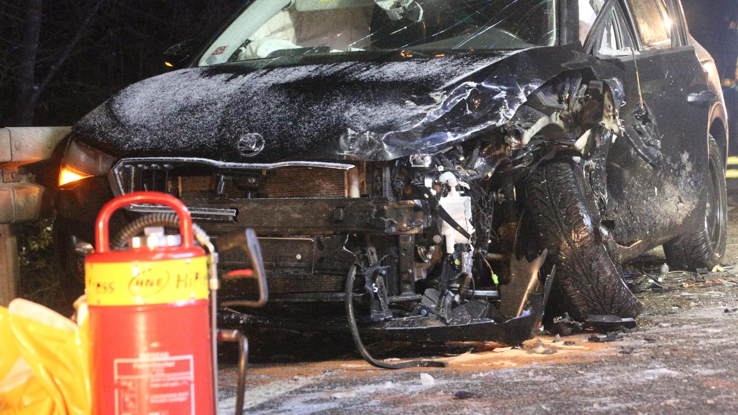 Am Montag kam es auf der B13 zwischen Uffenheim und Rudolzhofen zu einem Verkehrsunfall. Am Montag kam es auf der B13 zwischen Uffenheim und Rudolzhofen zu einem Verkehrsunfall.