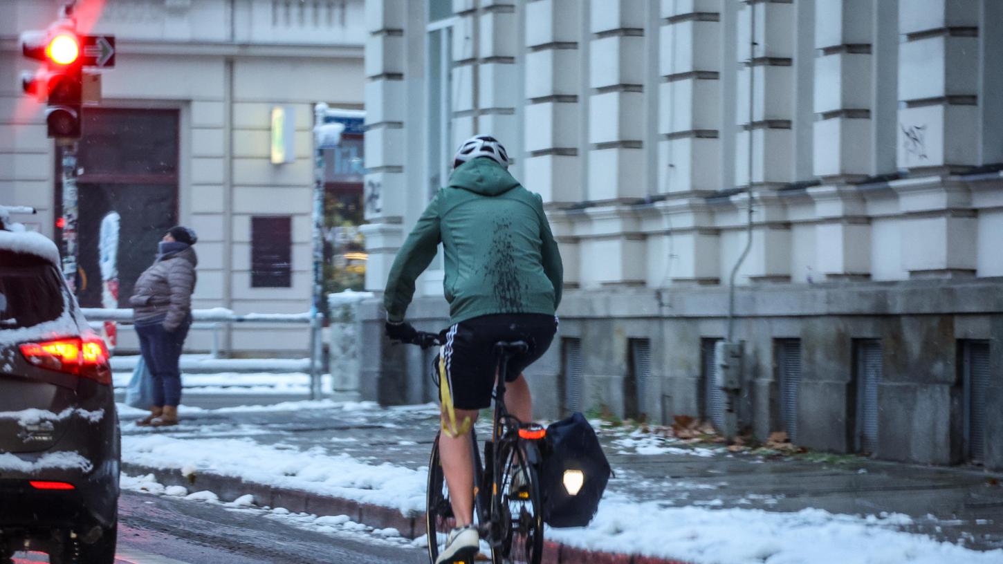 Radfahren in der kalten Jahreszeit ist gesund, aber bei Eis und Schnee auch nicht ganz ungefährlich. Deshalb sollte einiges beachtet werden. Radfahren in der kalten Jahreszeit ist gesund, aber bei Eis und Schnee auch nicht ganz ungefährlich. Deshalb sollte einiges beachtet werden.