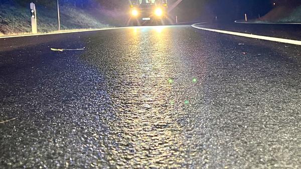 Tragischer Glätteunfall: Mini stürzt Böschung hinab - 20-Jähriger verstirbt noch an Unfallstelle