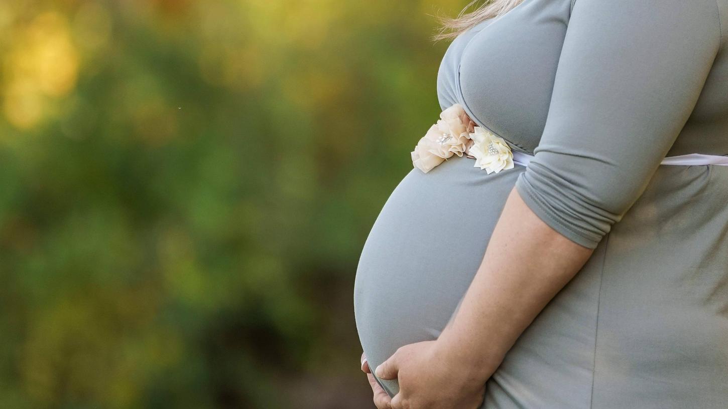 Wer vom Schwangersein träumt, ist sich nach dem Aufwachen oft unsicher: Hat das eine Bedeutung?