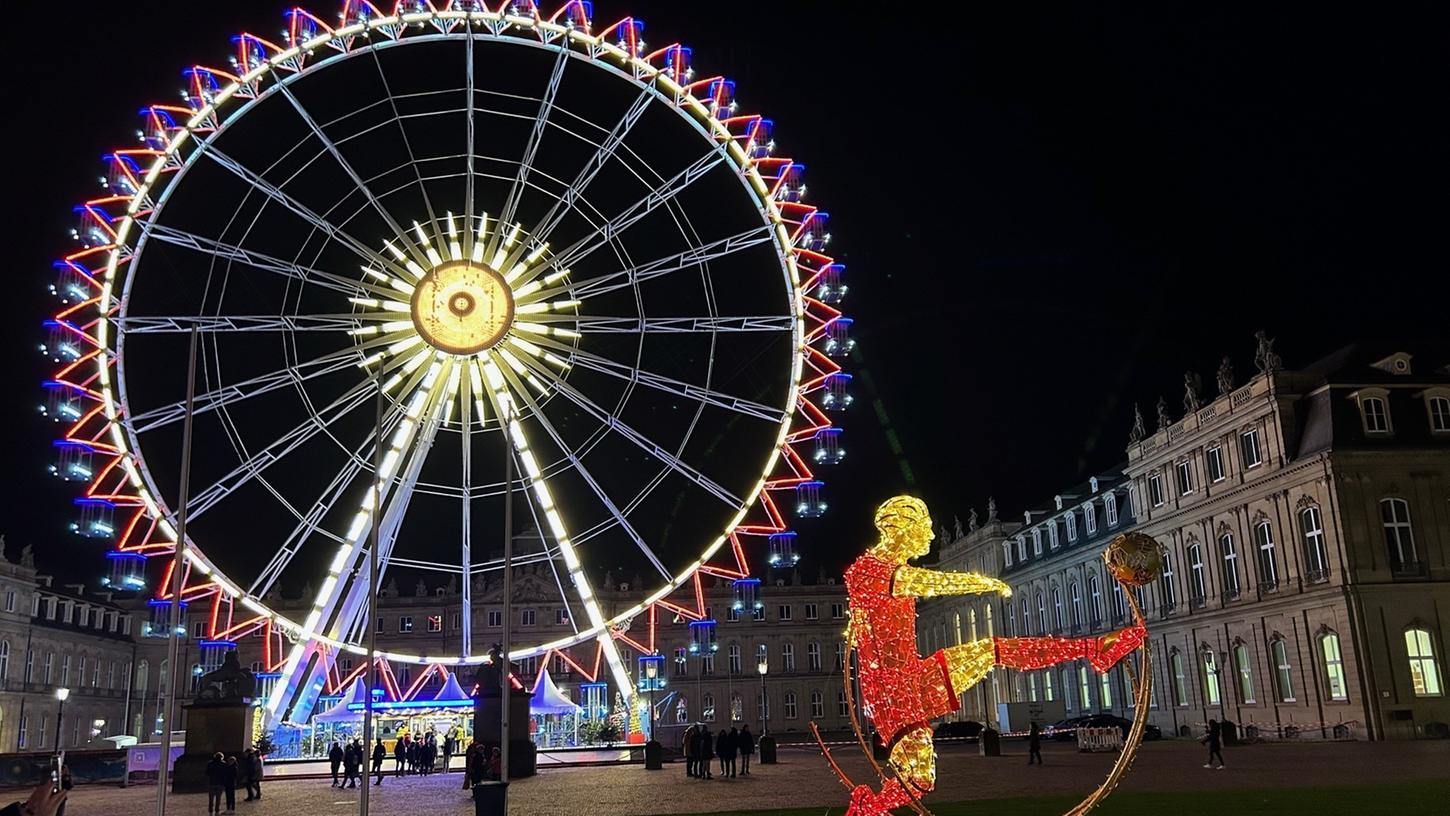 Schon beim Weihnachtsmarkt machte Stuttgart mit einem beleuchteten Fußballer Werbung für die Fußball-EM 2024.