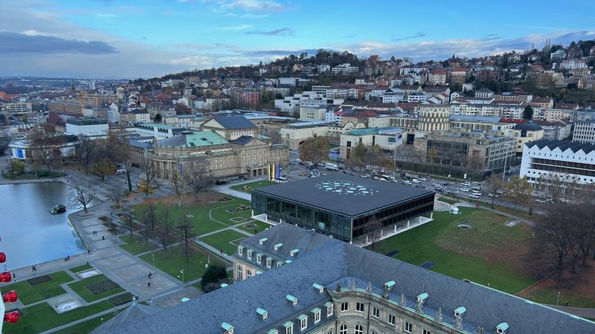 Stuttgart vom Riesenrad aus gesehen. Vorne das Schloss, in dem einige Ministerium untergebracht sind, dahinter der Landtag und das Opernhaus.