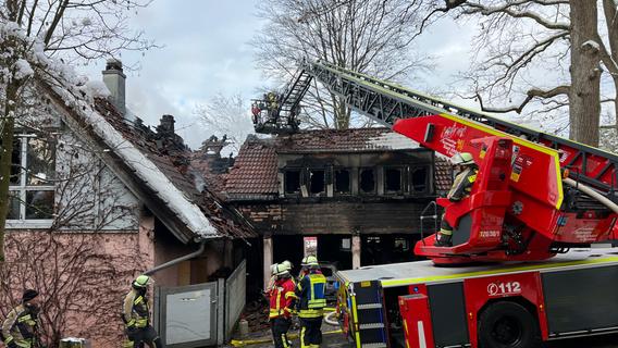Einfamilienhaus im Nürnberger Land in Flammen - eine Person verletzt