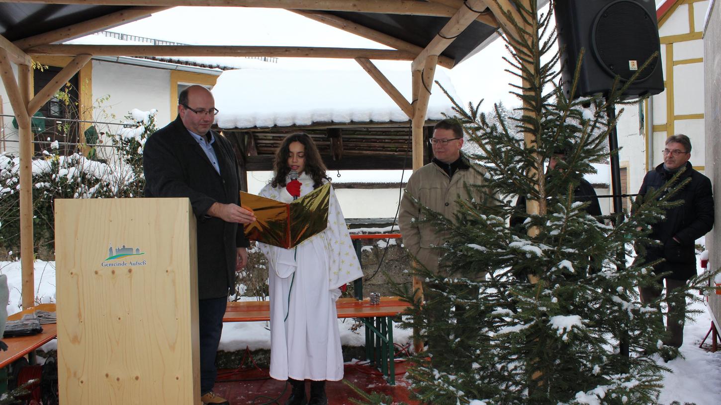 Das Christkind Amina Klaus eröffnete mit ihrem Prolog und den Kindern des Evangelischen Kindergartens sowie Bürgermeister Alexander Schrüfer den Weihnachtsmarkt. 