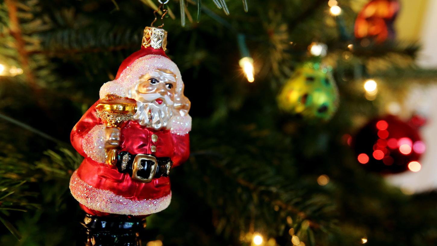 Schön anzusehen und herrlich duftend - Heiligabend ohne Weihnachtsbaum ist für die meisten bei denen Weihnachten gefeiert wird, undenkbar: In mehr als jedem zweiten deutschen Haushalt wird zum Fest ein Baum aufgestellt (Symbolbild). 