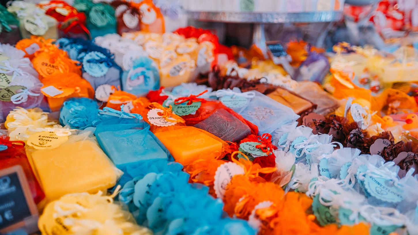 Seifenauswahl der Seifenmanufaktur Schleicherei in der Bude Nummer 131 - hier finden Sie handgesiedete, fantasievolle Naturseifen, Dusch-, Haar-, Gesichts- sowie Rasierseifen, Badesalz, Badesprudelkugeln, Massage- und Körperbutter mit tollen Düften in fröhlichen Farben und vieles mehr! Auch die offizielle Christkindlesmarkt-Seife ist hier erhältlich. Fast alle Produkte sind vegan! Seifenauswahl der Seifenmanufaktur Schleicherei in der Bude Nummer 131 - hier finden Sie handgesiedete, fantasievolle Naturseifen, Dusch-, Haar-, Gesichts- sowie Rasierseifen, Badesalz, Badesprudelkugeln, Massage- und Körperbutter mit tollen Düften in fröhlichen Farben und vieles mehr! Auch die offizielle Christkindlesmarkt-Seife ist hier erhältlich. Fast alle Produkte sind vegan!