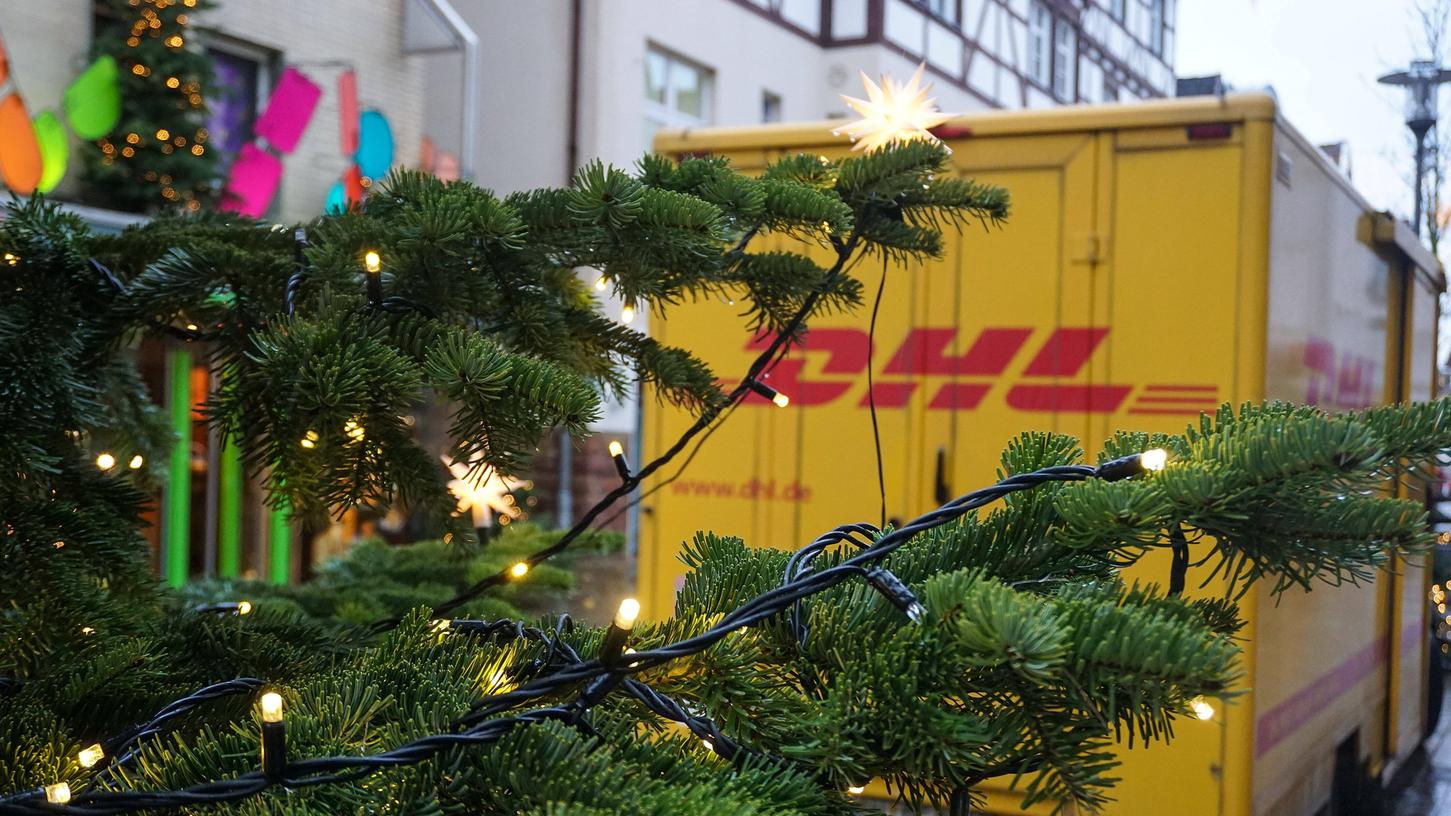 In der Vorweihnachtszeit müssen Zusteller deutlich höhere Paketmengen bearbeiten.