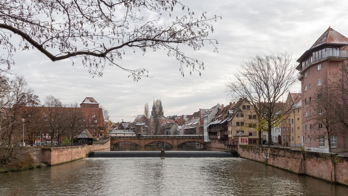 Die Maxbrücke im Winter 2023: Neben den nun vollendeten Wiederaufbauten bereichert das moderne Kreuzgassenviertel rechts das Ensemble um Architektur aus jüngster Vergangenheit.