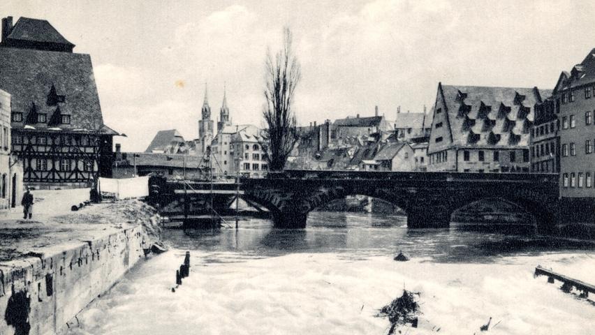 An einem sonnigen Wintertag zwischen 1950 und 1954 entstand dieser Ausblick vom Kettensteg auf die Maxbrücke, der die verheerenden Kriegsschäden in der Altstadt nahezu auszublenden vermag.  Ansichtskarte: unbekannt (Sammlung Sebastian Gulden)