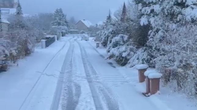 Schnee und Eis bremsen aus: Die kommunale Abfallwirtschaft bittet um Verständnis für witterungsbedingte Verzögerungen bei der Müllabfuhr. Schnee und Eis bremsen aus: Die kommunale Abfallwirtschaft bittet um Verständnis für witterungsbedingte Verzögerungen bei der Müllabfuhr.