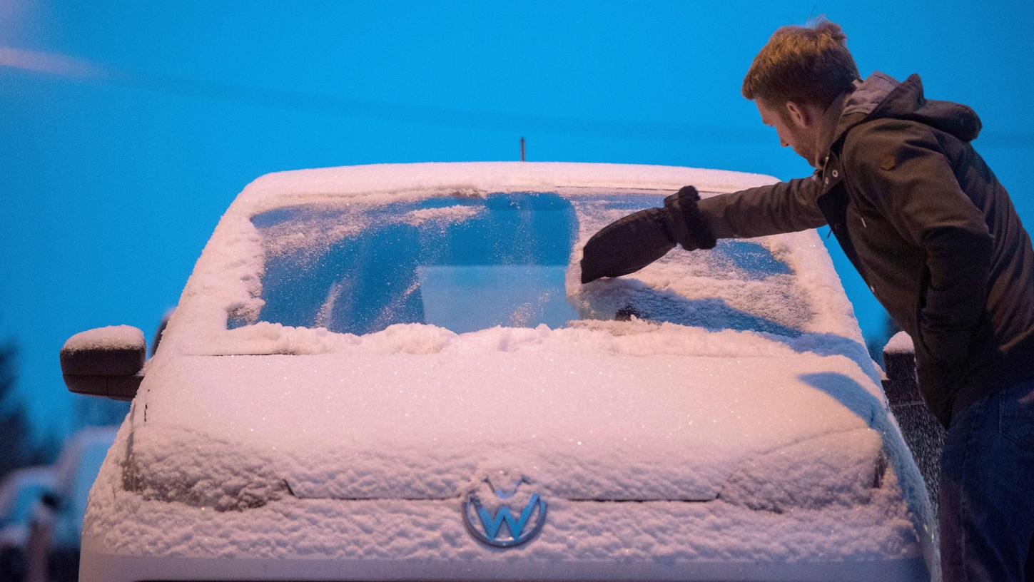Wichtige Autofahrer-Pflicht: Das Fahrzeug von Eis und Schnee befreien.