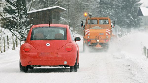 Auto hinter Winterdienst