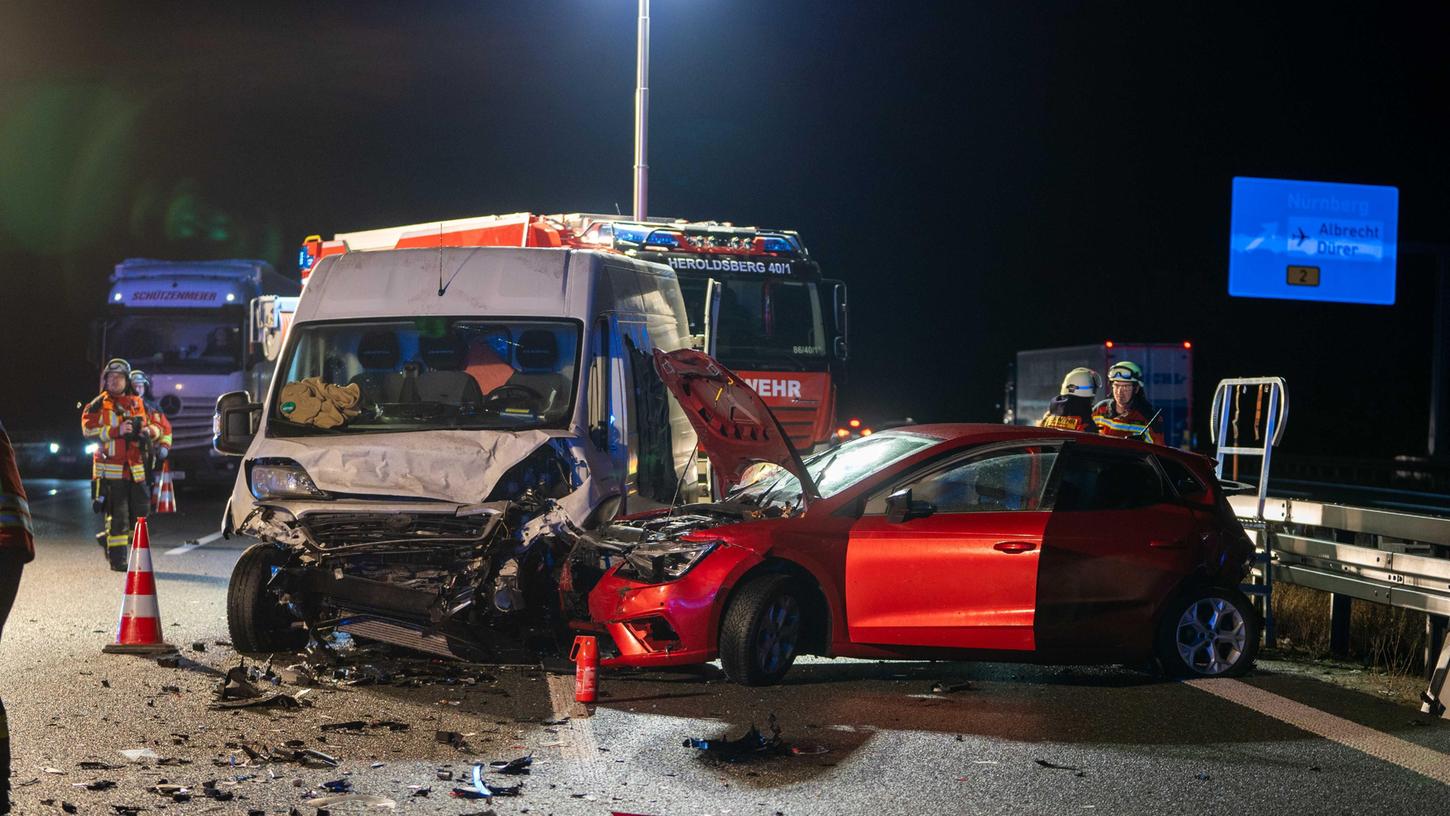 Auf der A3 zwischen Nürnberg-Nord und Erlangen-Tennenlohe in Fahrtrichtung Würzburg sind am Dienstagabend drei Fahrzeuge miteinander kollidiert. Auf der A3 zwischen Nürnberg-Nord und Erlangen-Tennenlohe in Fahrtrichtung Würzburg sind am Dienstagabend drei Fahrzeuge miteinander kollidiert.