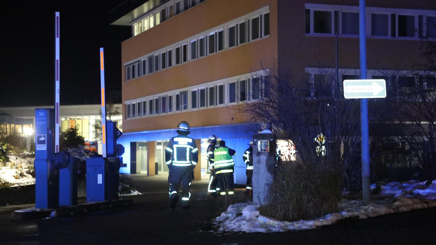 Als die ersten Feuerwehren ankamen, rüsteten sich die Trupps aus und erkundeten das Gebäude. Als die ersten Feuerwehren ankamen, rüsteten sich die Trupps aus und erkundeten das Gebäude.