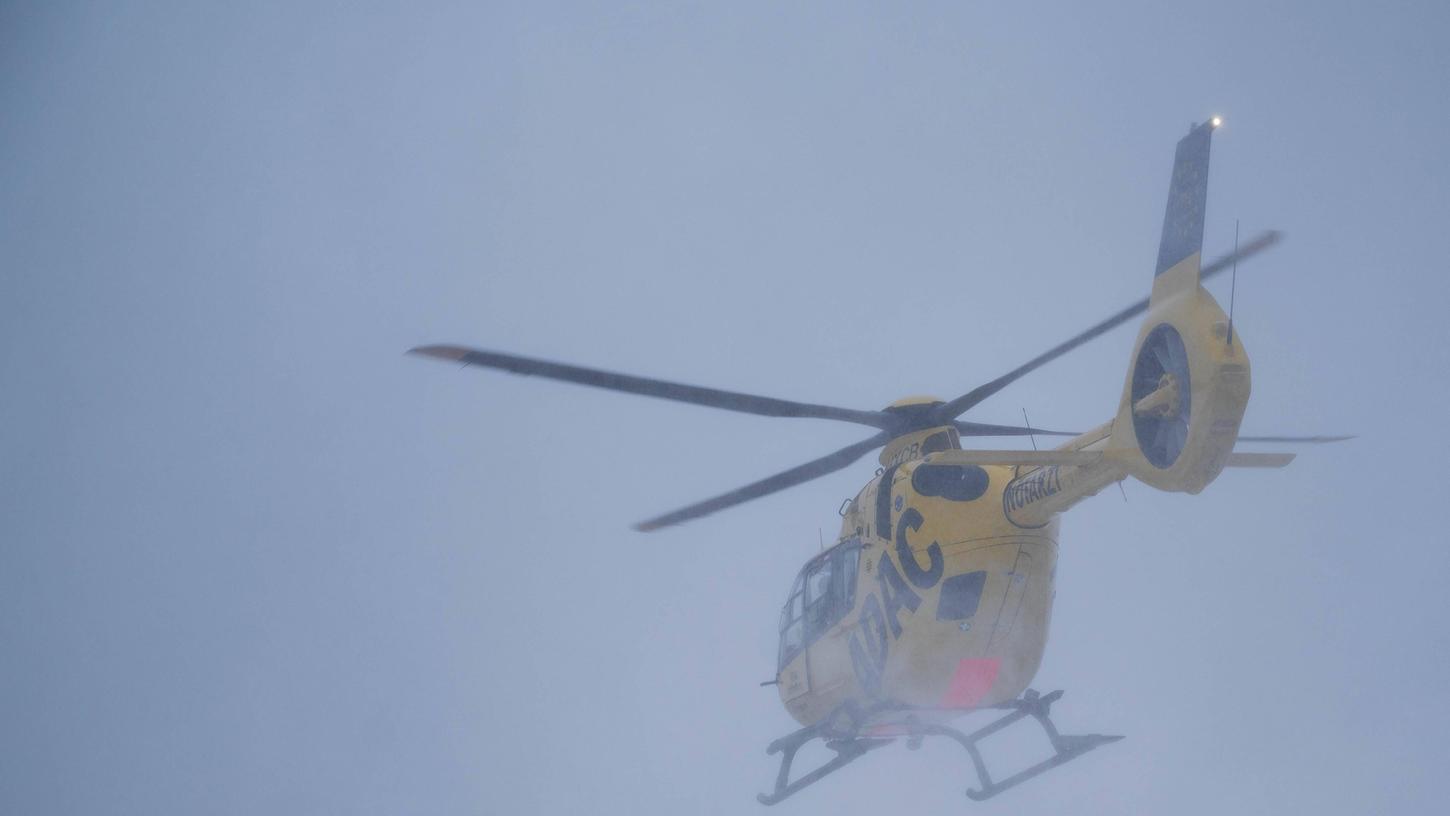 Per Rettungshubschrauber wurde der 20-Jährige ins Krankenhaus gebracht (Symbolbild). Per Rettungshubschrauber wurde der 20-Jährige ins Krankenhaus gebracht (Symbolbild).