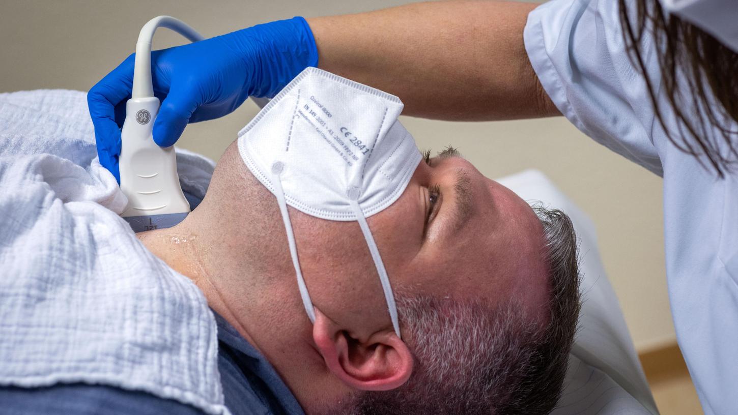 Iodhaltige Kontrastmittel können für Menschen mit einer Schilddrüsenüberfunktion oder chronischen Erkrankungen wie Morbus Basedow schwere gesundheitliche Folgen haben. Ausgerechnet das Medikament, welches das verhindern kann, wird jetzt knapp, bzw. teuer. Iodhaltige Kontrastmittel können für Menschen mit einer Schilddrüsenüberfunktion oder chronischen Erkrankungen wie Morbus Basedow schwere gesundheitliche Folgen haben. Ausgerechnet das Medikament, welches das verhindern kann, wird jetzt knapp, bzw. teuer.