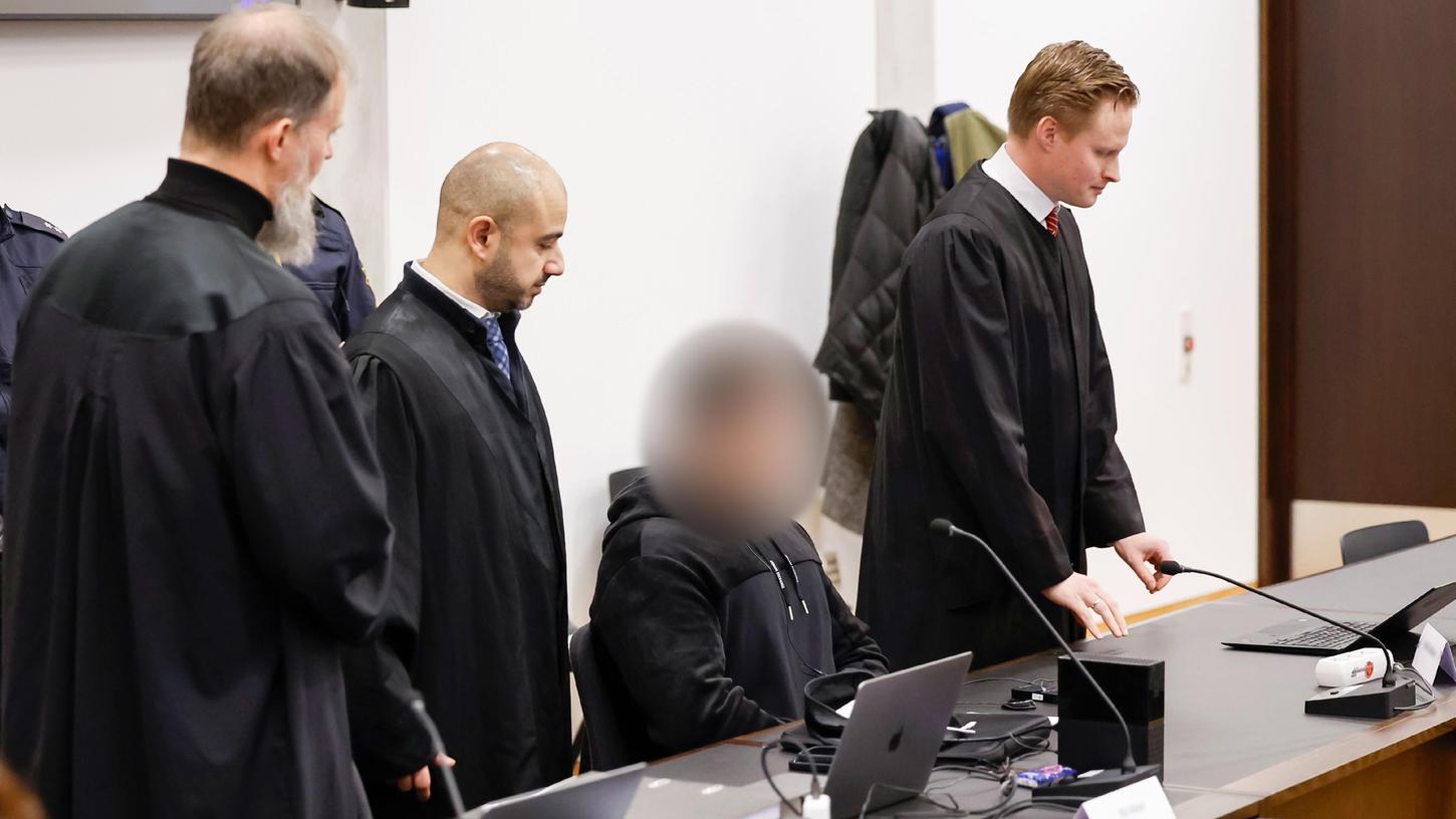 Direkt vor einem Lokal soll der 29-jährige Angeklagte 2022 mehrmals auf zwei Freunde in Nürnberg geschossen haben. Am Mittwoch startete der Prozess.