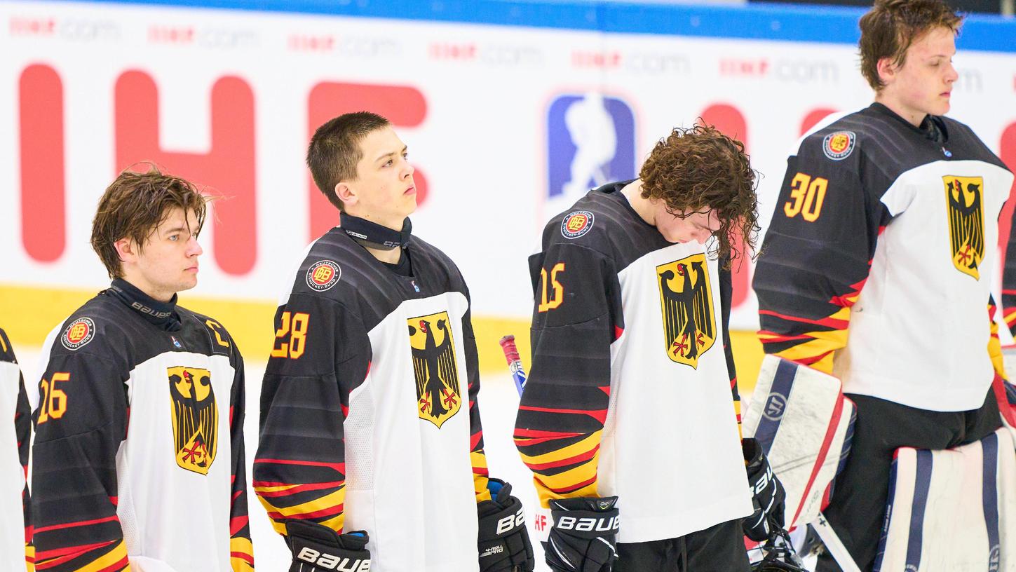 Den Adler auf der Brust, eine Hymne im Ohr: Roman Kechter (ganz links) und Simon Wolf (ganz rechts) kennen das schon von der U18-WM. Den Adler auf der Brust, eine Hymne im Ohr: Roman Kechter (ganz links) und Simon Wolf (ganz rechts) kennen das schon von der U18-WM.