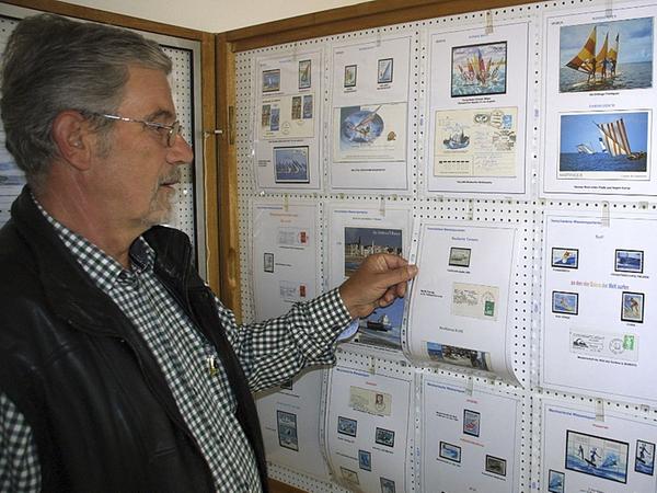 Detlef Hartmann vom Briefmarkensammlerverein erklärt einige Besonderheiten der „Wassersport“-Sammlung des französischen Gasts.