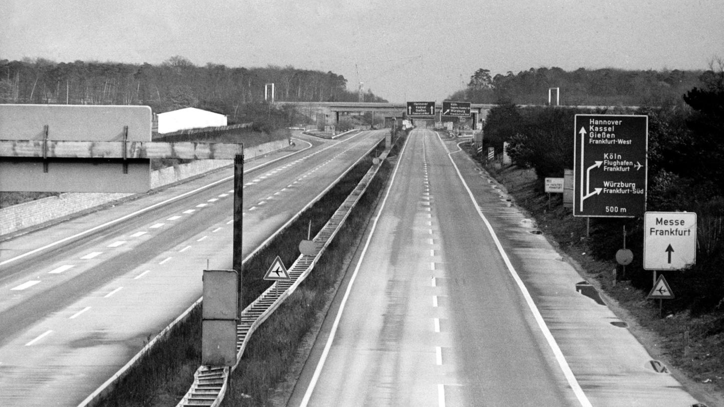 Blick auf eine leere Autobahn. Wegen der Ölkrise wurde 1973 zum ersten Mal ein sonntägliches Fahrverbot verhängt.